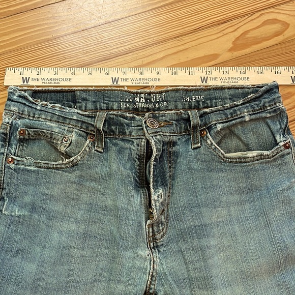 ⚡️PRICE DROP! Levi’s signature jeans. Great boyfriend cut with a little stretch. - Picture 4 of 10